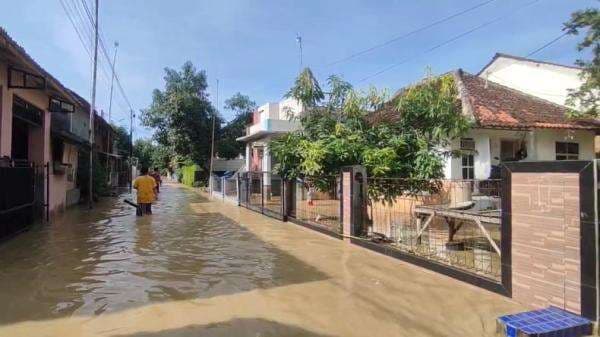 Hujan Deras dan Sungai Ciberes Meluap, Banjir Rendam Ribuan Rumah di Cirebon