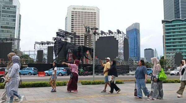 Jelang Tahun Baru, Kawasan Bundaran HI Jakpus Mulai Bersolek