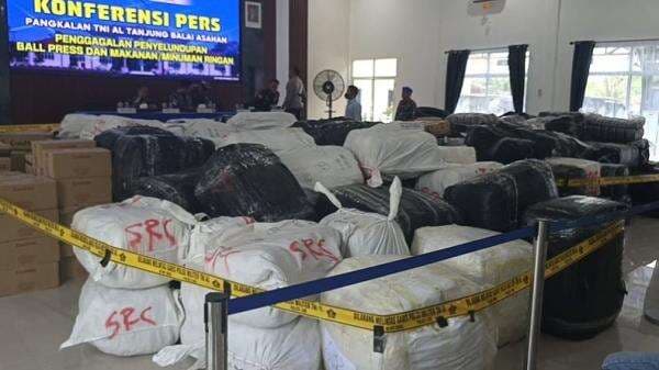 TNI AL Tangkap 2 Kapal Kargo asal Malaysia di Asahan, Bawa 156 Karung Pakaian Bekas