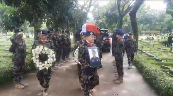 Korban Pesawat ATR, Pegawai KKP Ferry Irawan Dimakamkan dengan Upacara Kedinasan