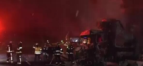 Kecelakaan Besar Libatkan 50 Kendaraan Terjadi di Tol, Api Berkobar Hebat