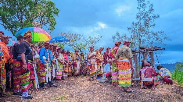 Masyarakat Adat Desa Noepesu dan Fatuneno Gelar Ritual Menolak Perubahan Status Gunung Mutis