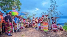 Masyarakat Adat Desa Noepesu dan Fatuneno Gelar Ritual Menolak Perubahan Status Gunung Mutis