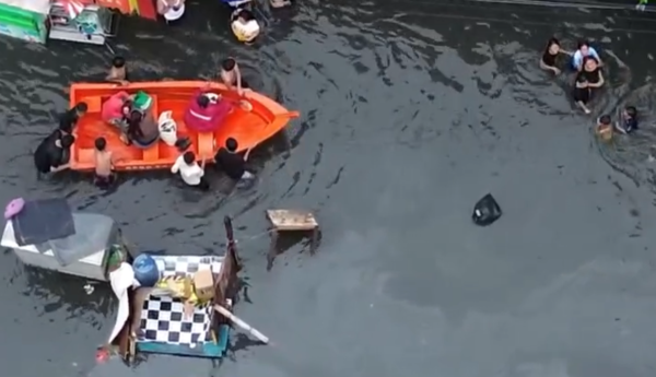 Banjir di Pegangsaan Dua Kian Tinggi, Warga Dievakuasi Petugas