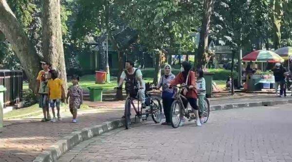 Taman Margasatwa Ragunan Diserbu Pengunjung saat Libur Natal