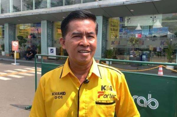 Cerita Porter di Stasiun Pasar Senen Panen Rezeki saat Libur Nataru