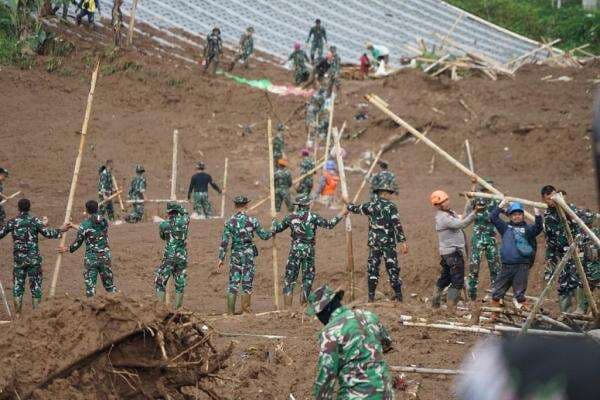 Longsor Cisarua, Mendagri Minta Tanam Pohon Berakar Kuat di Lokasi Rawan Bencana