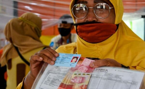Tak Lagi Barang, Bansos Bakal Cair Tunai Rp5,4 Juta per Orang