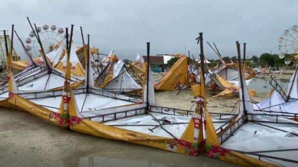Hujan Deras dan Angin Kencang Terjang Lamongan, Puluhan Tenda Acara Porak-poranda Hujan Deras dan Angin Kencang Terjang Lamongan, Puluhan Tenda Acara Porak-poranda