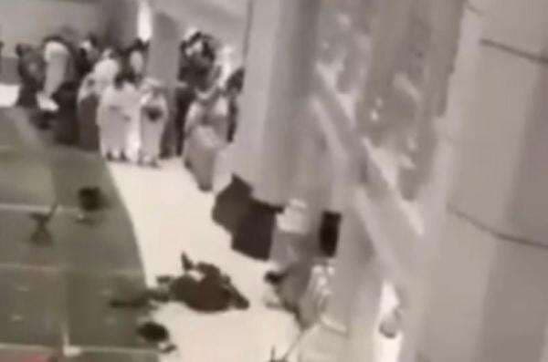 Heboh, Jemaah Pria Loncat dari Lantai Atas Masjidil Haram