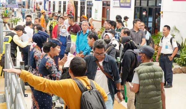 KAI Daop 8 Surabaya Berikan Service Recovery atas Keterlambatan KA Akibat Banjir Semarang