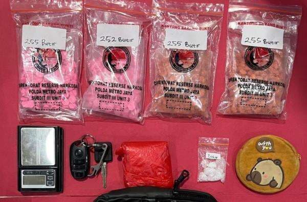Polda Metro Bongkar Peredaran Sabu dan Ribuan Ekstasi, Pasutri Muda Ditangkap!