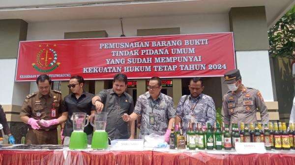 Kejari Tulungagung Musnahkan Ratusan Ribu Barang Bukti Berkekuatan Hukum Tetap