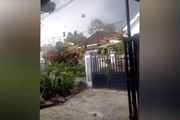 Detik-Detik Puting Beliung Terbangkan Puluhan Atap Rumah Warga di Probolinggo