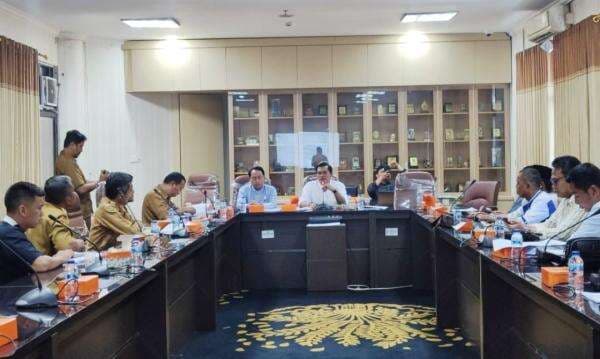 Hari Pertama Kerja, Kadis DLH Mangkir Undangan DPRD Bahas Raperda Pengelolaan Sampah Hari Pertama Kerja, Kadis DLH Mangkir Undangan DPRD Bahas Raperda Pengelolaan Sampah