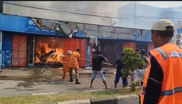 Toko Elektronik di Maumere Ludes Terbakar, Kerugian Capai Ratusan Juta Rupiah Toko Elektronik di Maumere Ludes Terbakar, Kerugian Capai Ratusan Juta Rupiah