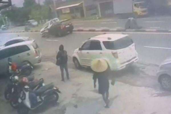 Terekam CCTV! Detik-Detik Kecelakaan Beruntun Libatkan 3 Mobil di Maros