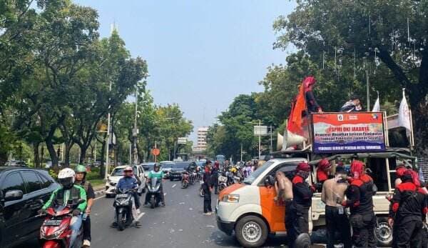 Awas! Ada Demo Buruh, Jalan Medan Merdeka Jakpus Macet