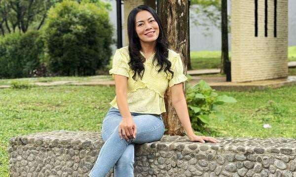 Momen Lucu Dee Lestari Ditawari Debut Jadi Penulis, Tulis KomentarMenggelitik Momen Lucu Dee Lestari Ditawari Debut Jadi Penulis, Tulis KomentarMenggelitik