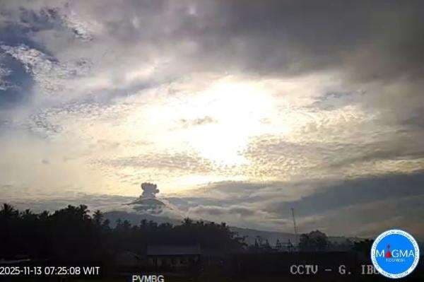 Gunung Ibu di Maluku Utara Erupsi, Tinggi Kolom Abu 500 Meter dari Puncak Gunung Ibu di Maluku Utara Erupsi, Tinggi Kolom Abu 500 Meter dari Puncak