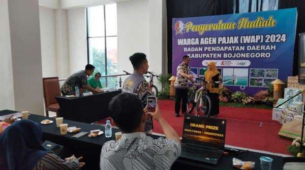 Babenda Bojonegoro, Beri Hadiah Sejumlah Warga Agen Pajak 2024