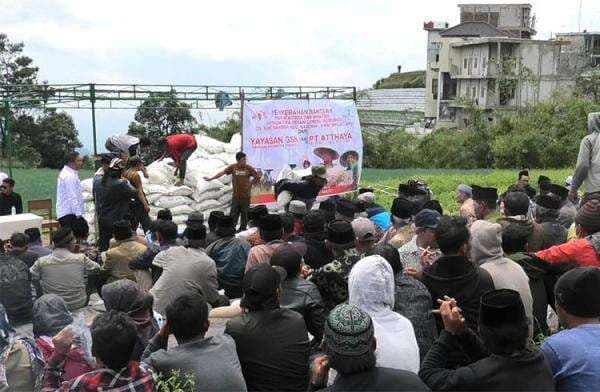 Badan Pengentasan Kemiskinan Bagikan 10 Ton Pupuk Gratis di Lereng Gunung Sumbing