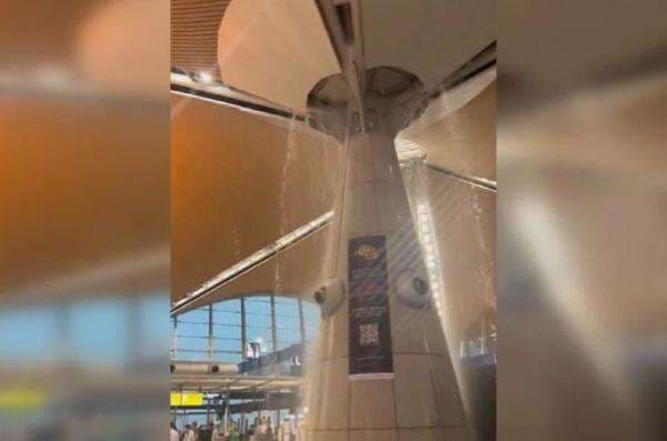 Viral, Air Terjun Dadakan di Bandara Kuala Lumpur gegara Atap Bocor Viral, Air Terjun Dadakan di Bandara Kuala Lumpur gegara Atap Bocor