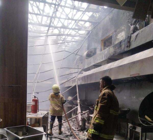 Kebakaran Lahap Dapur Rumah Makan Pawon Sae di Karawang, Kerugian Capai Ratusan Juta Kebakaran Lahap Dapur Rumah Makan Pawon Sae di Karawang, Kerugian Capai Ratusan Juta
