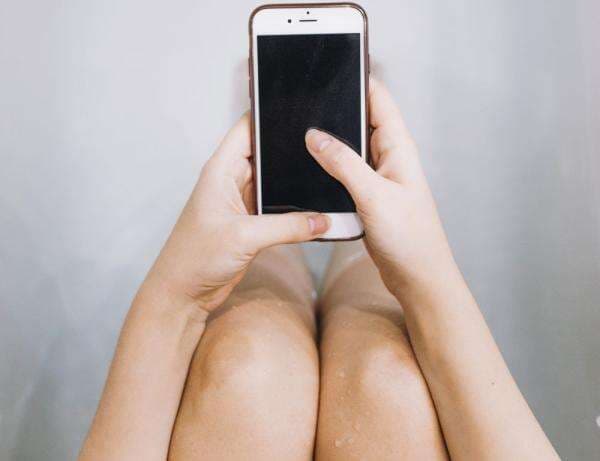 Sering Main HP di Toilet Sambil BAB, Waspada Ancaman Ambeien Sering Main HP di Toilet Sambil BAB, Waspada Ancaman Ambeien