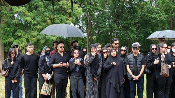 Tangis Ibu dan Sahabat Iringi Pemakaman Lula Lahfah