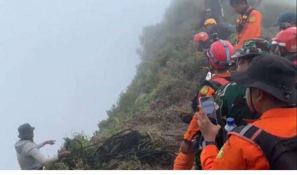 SAR Temukan 1 Korban Pesawat ATR 42-500 di Lereng Gunung Bulusaraung Pangkep