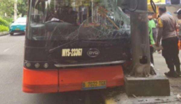 Sopir Transjakarta Tabrak Tiang Listrik hingga Penumpang Terluka Akan Disanksi
