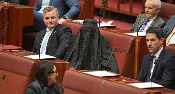 Senator Australia Kenakan Burqa di Parlemen, Picu Kemarahan dan Tuduhan Rasisme