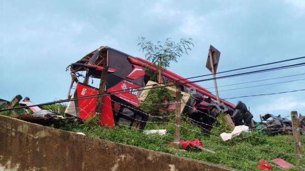 Kecelakaan Maut! Bus Pariwisata Tabrak Truk di Jalan Tol Pandaan Malang, 2 Tewas 50 Luka