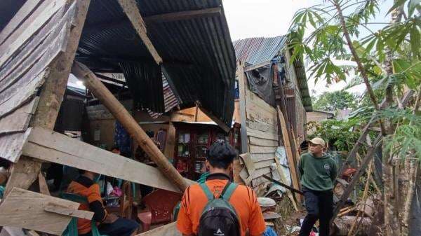Bencana Angin Kencang Landa Desa Mammi, Polewali Mandar: Satu Rumah Rusak Akibat Pohon Tumbang