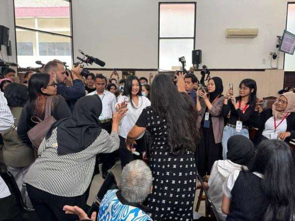 Tangis Laras Faizati Pecah Usai Divonis Bersalah tapi Tak Dipenjara!