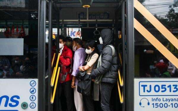 Polisi Periksa 2 Pria yang Diduga Masturbasi di Bus Transjakarta