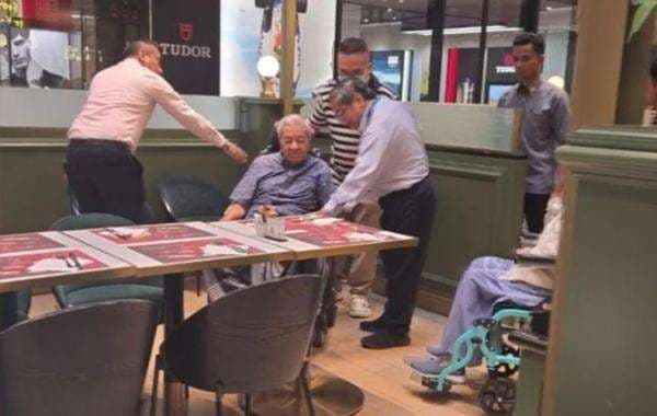 Mahathir Mohamad Muncul ke Publik meski Masih Perawatan RS, Nyeruput Kopi di Mal