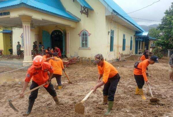 Banser Bersihkan Gereja Terdampak Banjir Bandang Sumut Jelang Natal