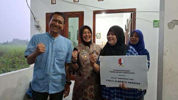 Bupati dan Wabup Bojonegoro Beri Penghargaan Alberto, Pemain Timnas di Piala Asia U-17 Bupati dan Wabup Bojonegoro Beri Penghargaan Alberto, Pemain Timnas di Piala Asia U-17