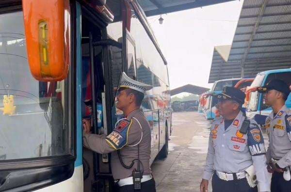 Jelang Nataru, Sat Lantas Polres Grobogan dan Dishub Lakukan Cek Kelayakan Angkutan Umum