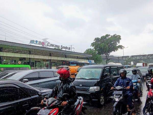 Lalin di Jalan Mayjen Sutoyo Cawang Macet Imbas Hujan Deras