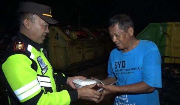 Polsek Kota Ponorogo Bagikan Makanan Sahur Untuk Para Pekerja Malam Polsek Kota Ponorogo Bagikan Makanan Sahur Untuk Para Pekerja Malam