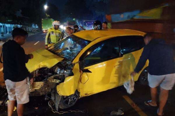 Kecelakaan Mobil Ditumpangi Sekeluarga Hantam Pohon di Jombang, 3 Orang Terluka Kecelakaan Mobil Ditumpangi Sekeluarga Hantam Pohon di Jombang, 3 Orang Terluka
