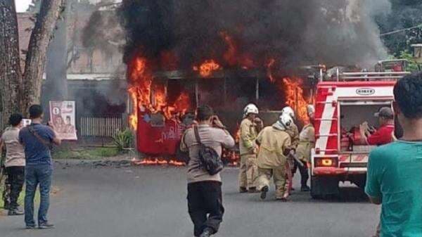 Kebakaran Bus Trans Semarang di Depan RS Cepoko, Warga Panik