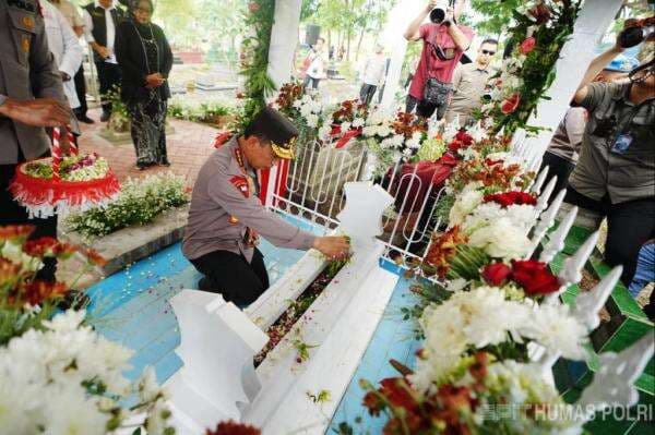 Kapolri Ziarah ke Makam Marsinah di Nganjuk, Resmikan Groundbreaking Museum Buruh