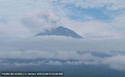 Gunung Semeru Meletus Semburkan Kolom Abu Setinggi 900 Meter dari Puncak