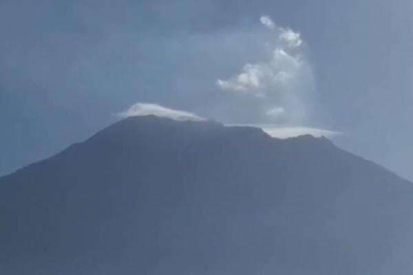 Viral Asap Putih Keluar dari Kawah Gunung Agung di Karangasem Bali, Fenomena Apa?
