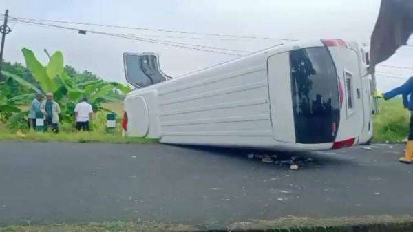 Mobil Elf Berisi 18 Penumpang Terguling di Ngasem Bojonegoro, Begini Kondisi Para Korban