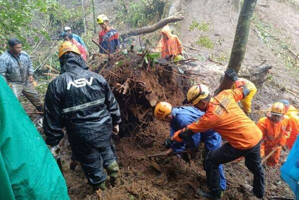 Satu Orang Korban Longsor Cangar Mojokerto Dievakuasi, Ini Identitasnya Satu Orang Korban Longsor Cangar Mojokerto Dievakuasi, Ini Identitasnya